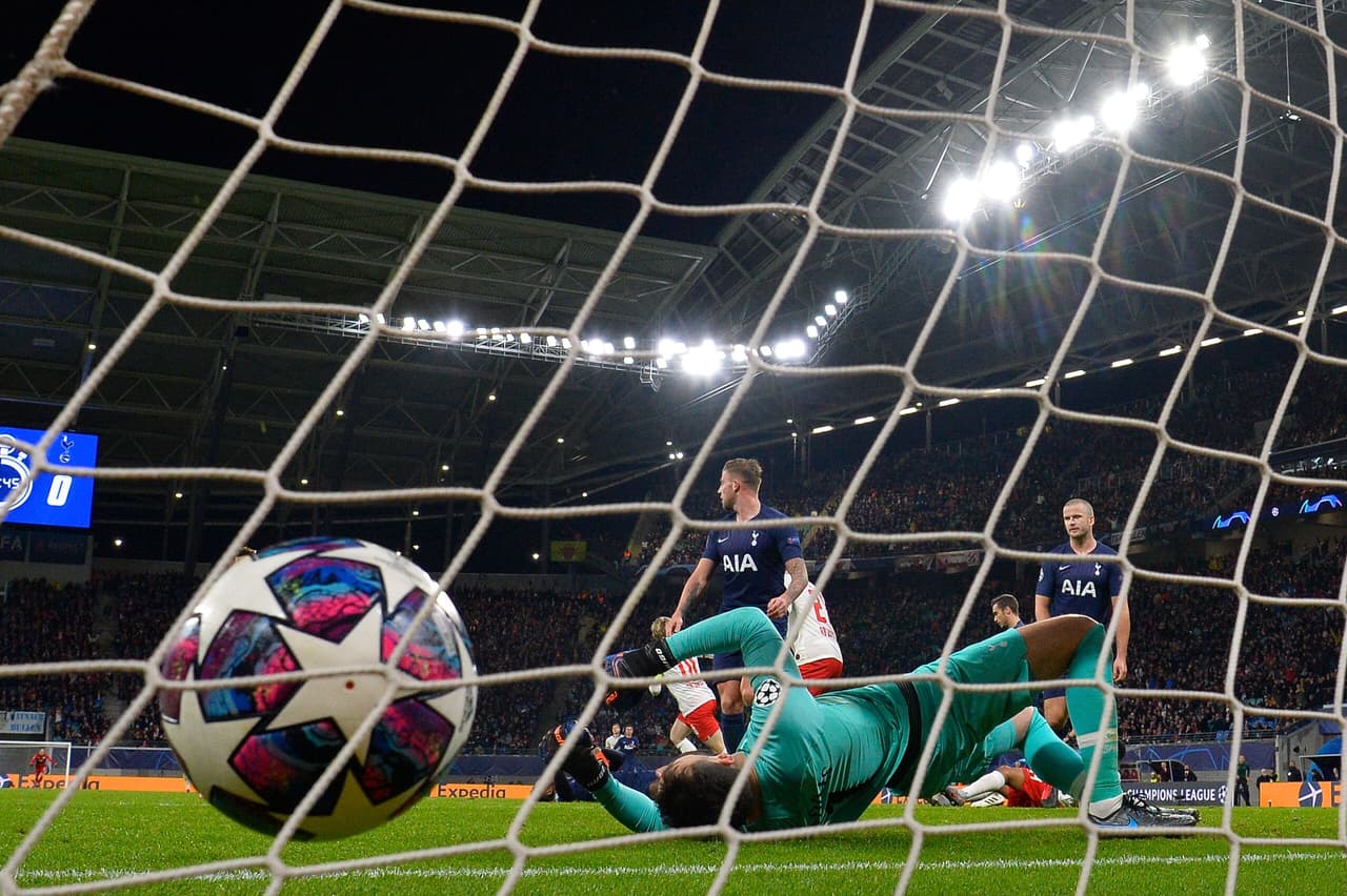 El arquero francés Hugo Lloris cayendo ante Emil Forsberg en la goliza a los de Mourinho.