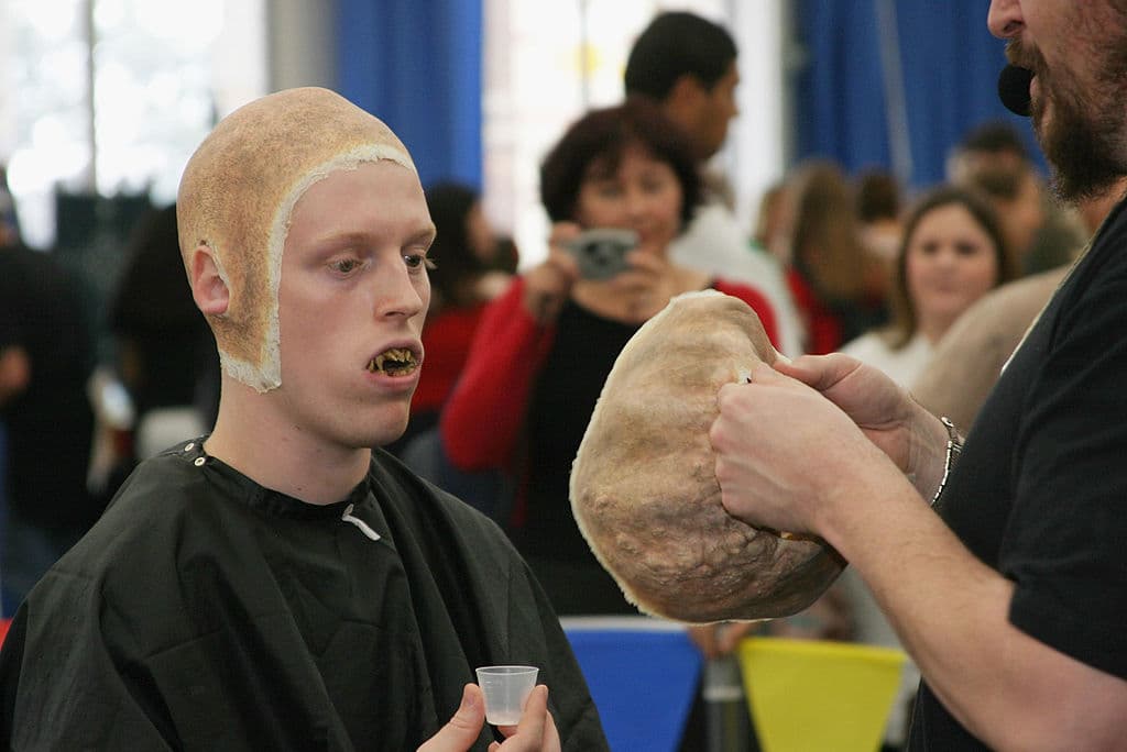 Se crearon alrededor de 18.000 disfraces desde cero para la trilogía de la película, y se crearon entre 30 y 40 del mismo disfraz para cada personaje principal.