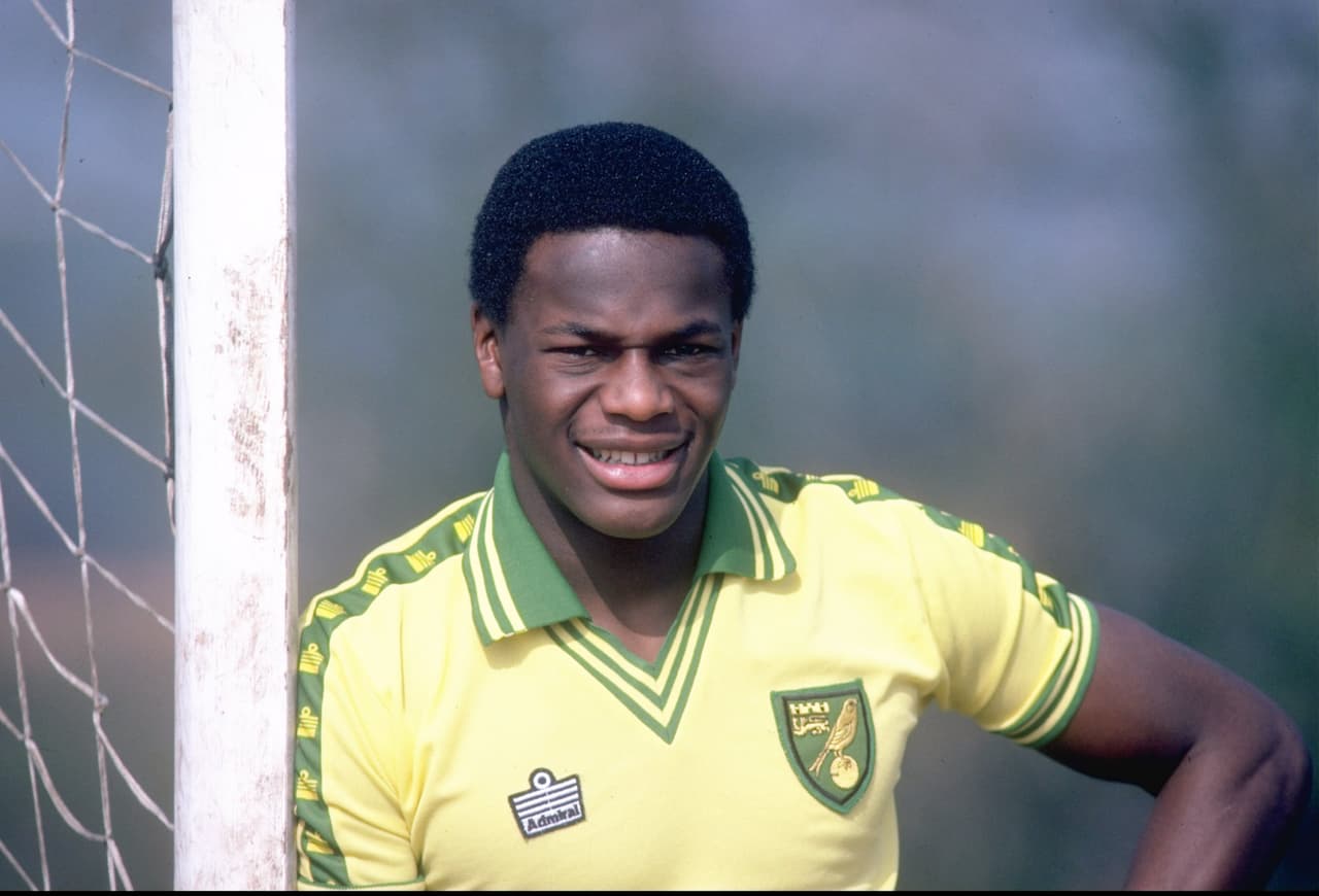 Su debut profesional fue a los 18 años con el Norwich City, donde anotó 40 goles y fue transferido por un millón de libras.