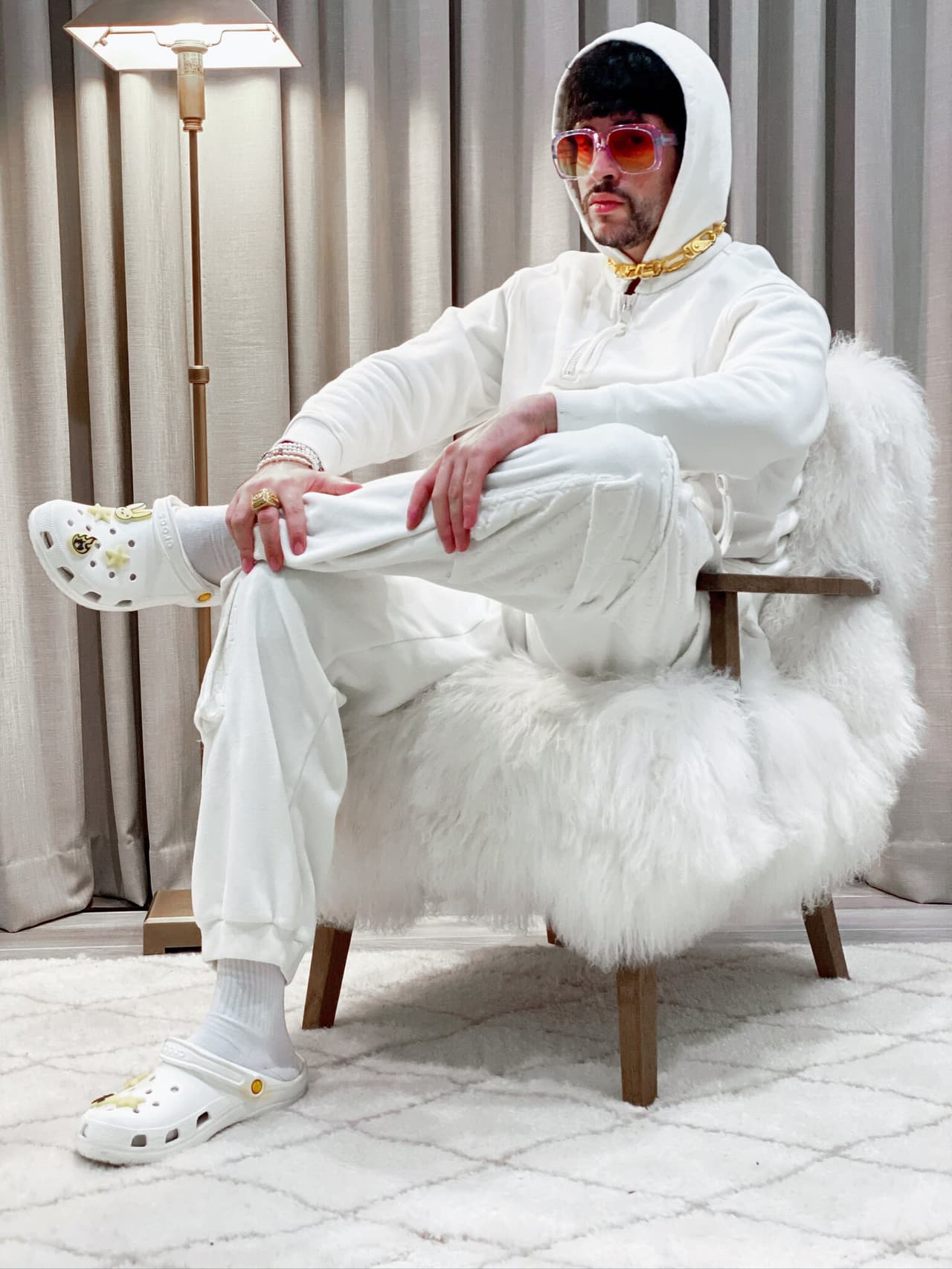 Quien también rompió récord fue Bad Bunny, pues 16 minutos después de que se lanzaran a la venta los Crocs con la colaboración de la estrella pop, se agotaron.