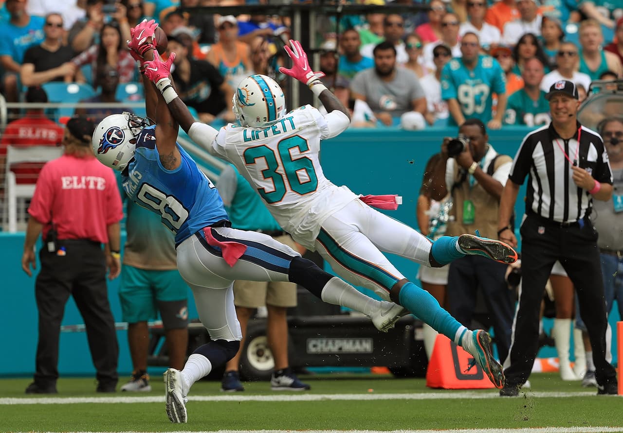 Esta gran atrapada de Rishard Matthews #18 de los Titans sobre Tony Lippett #36 de los Miami Dolphins.