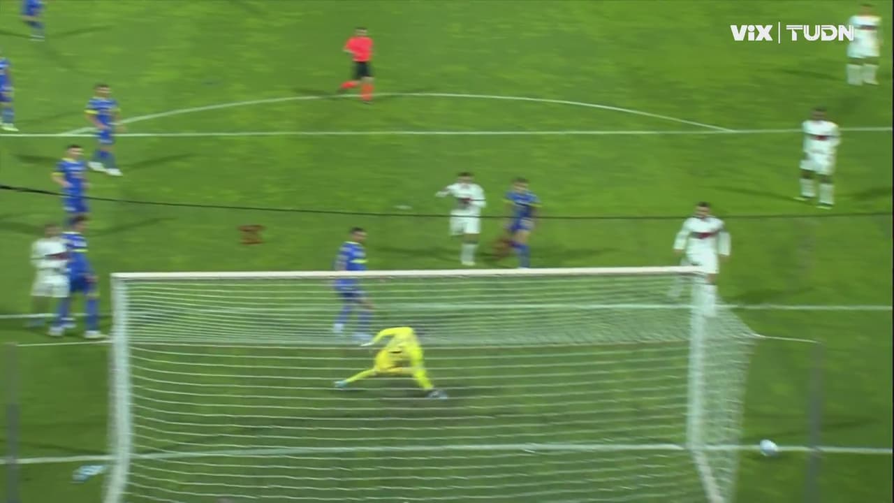 ¡Se le escapó el segundo! Fernandes manda su disparo por un costado