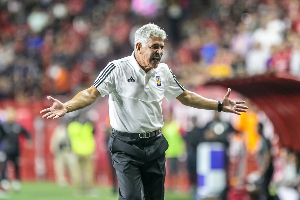 Ricardo 'Tuca' Ferretti reclama una decisión del árbitro.