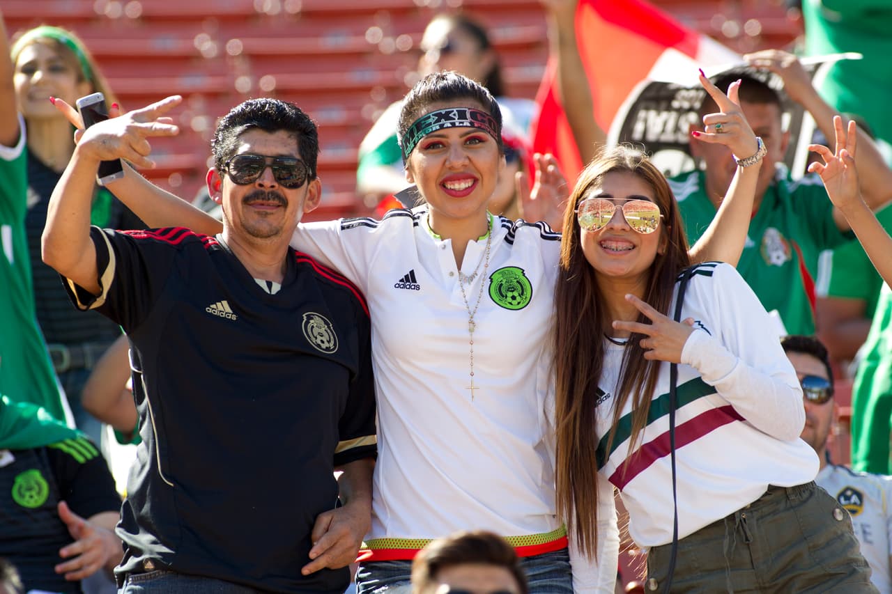 Con sombreros, maquillaje, máscaras y sobre todo, mucha actitud y mucha fiesta, la afición mexicana de Los Angeles apoyó de gran manera al TRI en su partido ante Croacia.