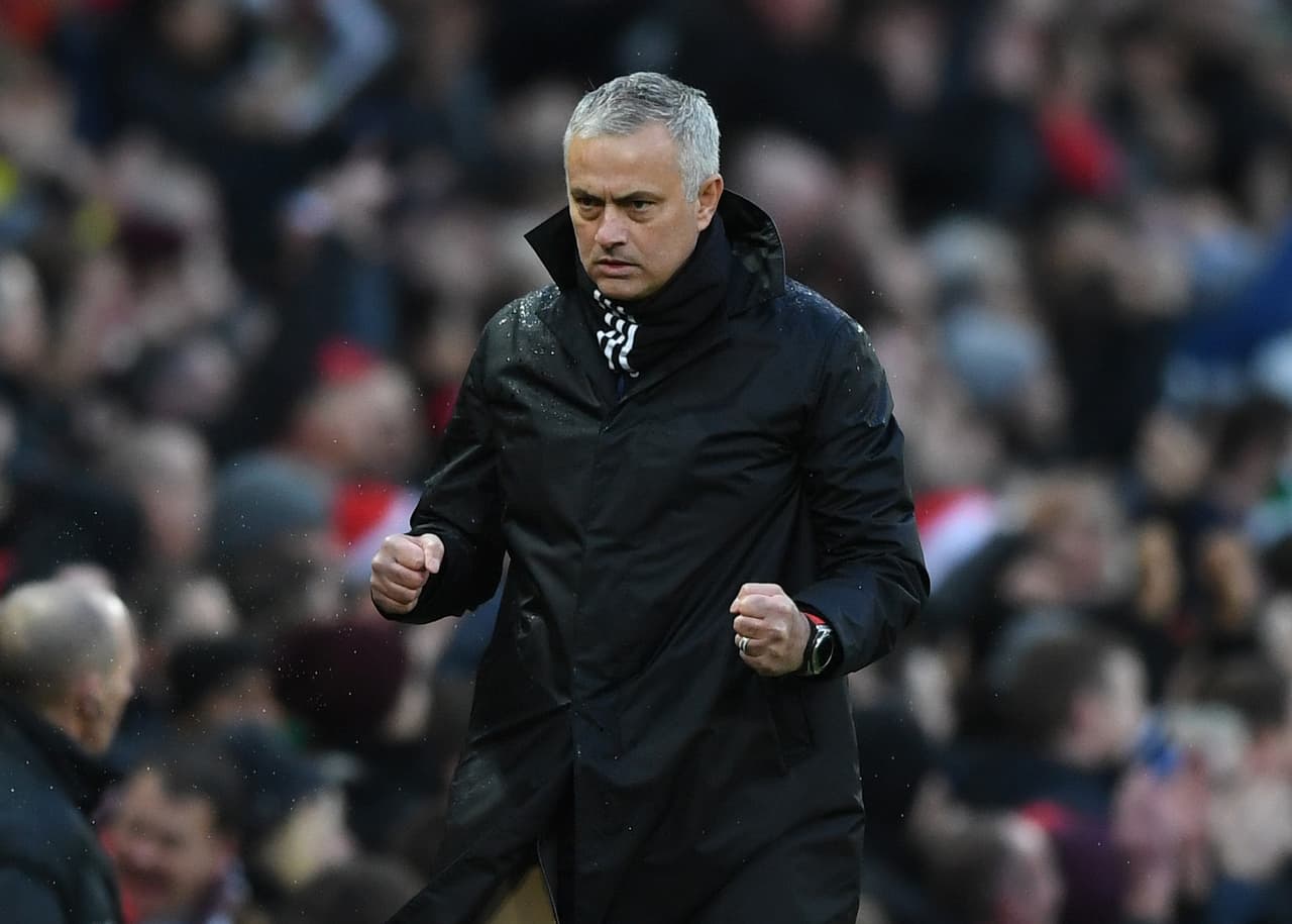Rumores ubican fuera del Manchester United al técnico portugués José Mourinho, pero el agente del estratega desmintió que eso fuera cierto y que ni siquiera esté cerca de suceder.