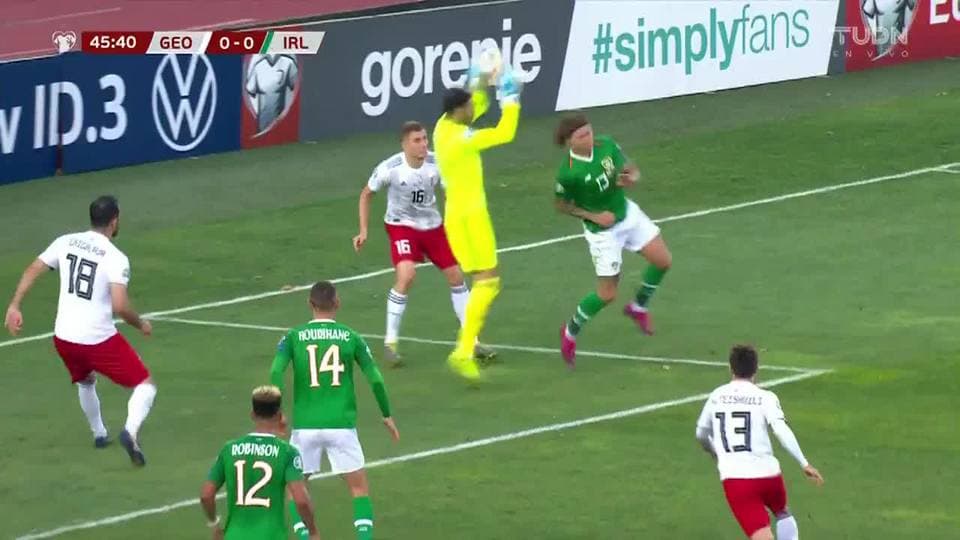 Valeri Qazaishvili despeja el balón y aleja el peligro