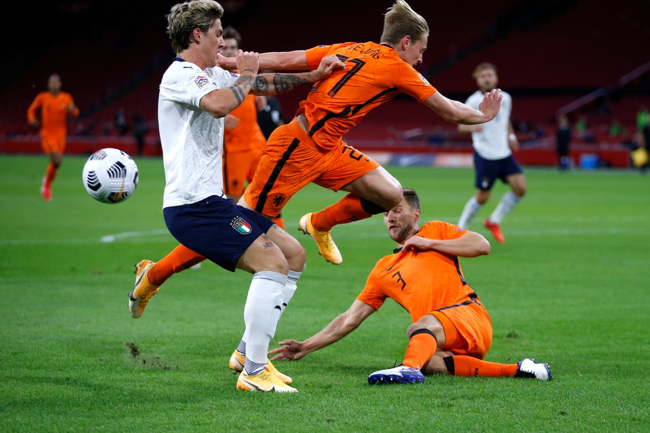 Barella hace una chilena pero el balón sale desviado.