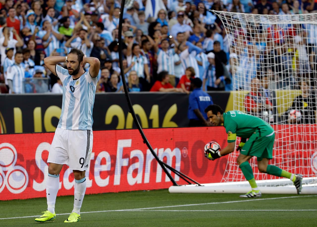 El odio hacia Higuaín es marcado entre algunos hinchas, pero los que no tienen ese sentimiento por el delantero al menos sí le han lanzado algún grito de ira por sus fallas.