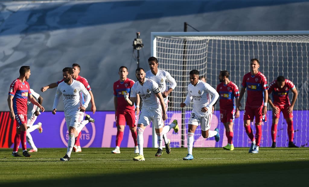 El doblete de Karim Benema (73' y 90+1'), el Real Madrid logra vencer 2-1 al Elche y continúan en la pelea por el título. El segundo go de Benzema llega como un balde de agua fría para el Elche, que se encunetra en la décimo séptima posición en la tabla con 24 unidades.