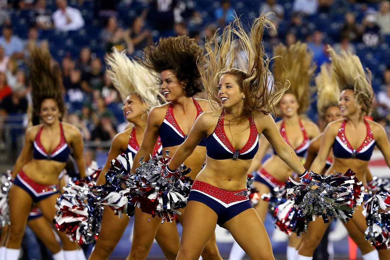 Las bellas porristas apoyaron al equipo y a sus jugadores desde la semana 1 de la temporada y estarán en Houston para animar a su equipo mientras luchan por quedarse con el trofeo máximo.