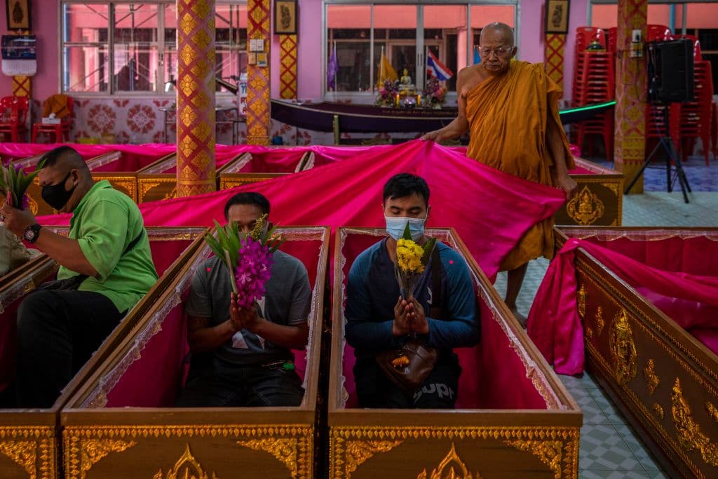 En Tailandia también hacen una ‘ceremonia de resurección’ en Wat Takien, con la esperanza de limpiar su mal karma tras su ‘renacimiento’.