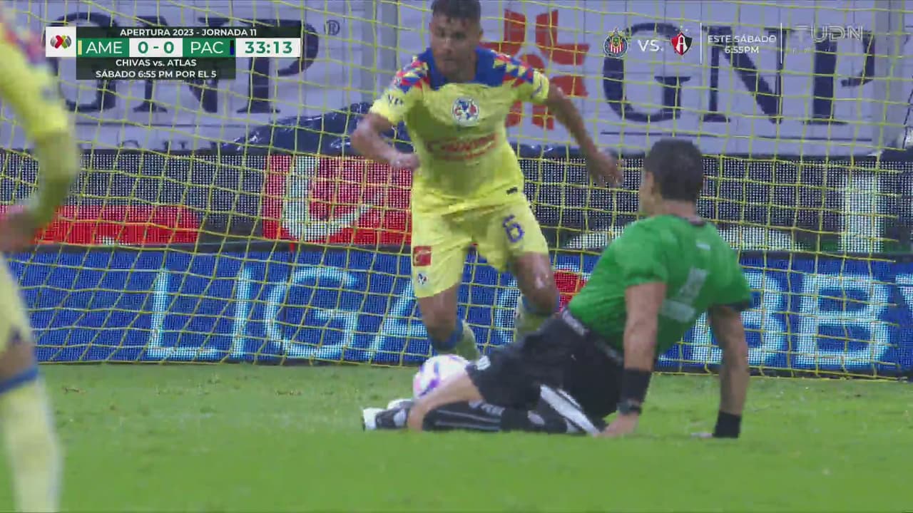 ¡Abusado! El árbitro se patina y casi se lesiona