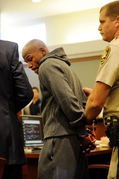 En adición a los 90 días en prisión, a Mayweather se le ordenó 100 horas de servicio comunitario, 12 meses en un programa de violencia doméstica y una multa de 2, 500 dólares.