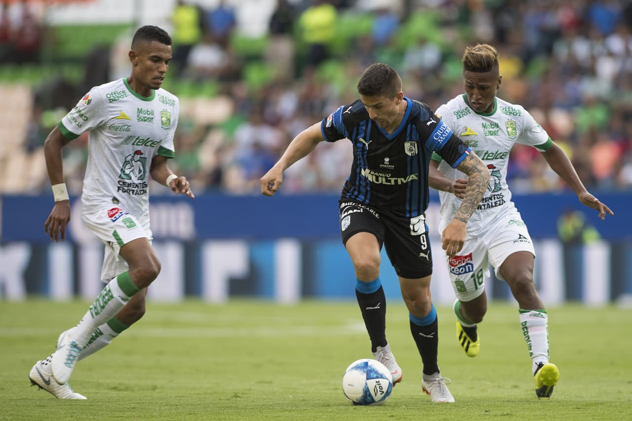 Durante los primeros minutos el cotejo se mantuvo nivelado y sin mucha acción en las porterías.