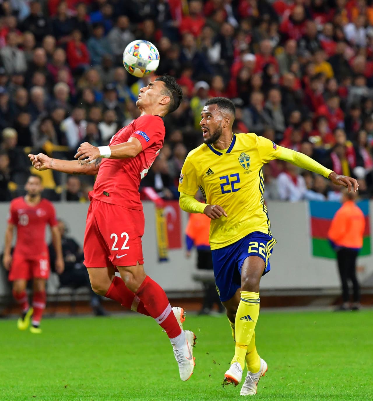 Pasó más de media hora de partido pero la tenacidad pagó dividendos: Emre Akbaba, quien entró de cambio, marcó a los 88 minutos el 2-2, silenciando Friends Arena.