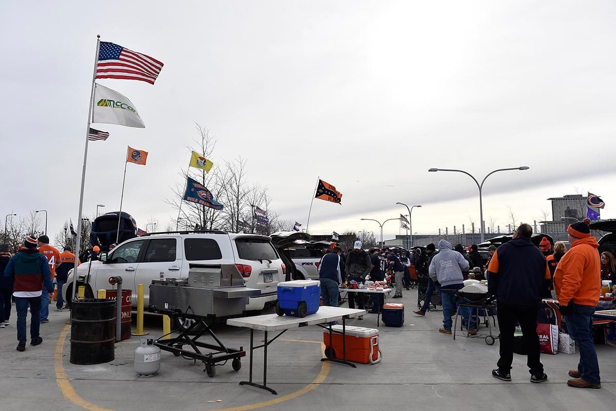 La baja temperatura en Chicago no impidió que los fanáticos armaran su campamento antes del juego de comodines entre Eagles y Bears.