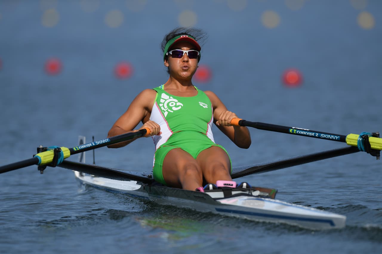 La mexicana Kenia Lechuga avanzó a cuartos de final de remo individual como primera clasificada.