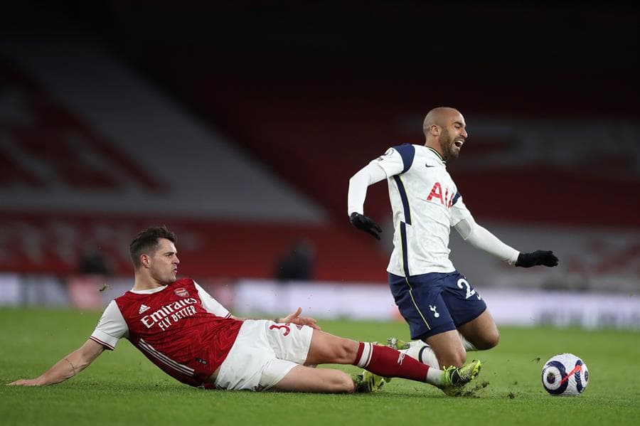 Arsenal se impone al Tottenham con marcador de 2-1. Erik Lamela abrió el marcador para los Spurs al minuto 33, pero fueron Martin Odegaard y Alexandre Lacazette quienes le dieron la victoria a los Gunners durante la Jornada 28 de la Premier League. Lamela salió expulsado al minuto 76.