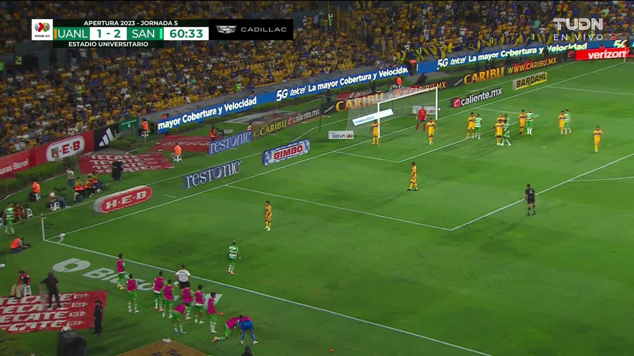 ¡CERCA! Dória disparó que se estrella en el poste.