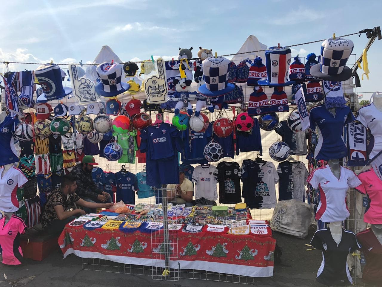 El estadio Azteca comienza a pintarse de azul para el juego entre la máquina y los tuzos.