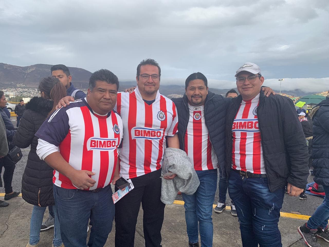 Aficionados de Pachuca y Chivas se declaran listos para vivir una intensa noche de futbol en el Estadio Hidalgo.