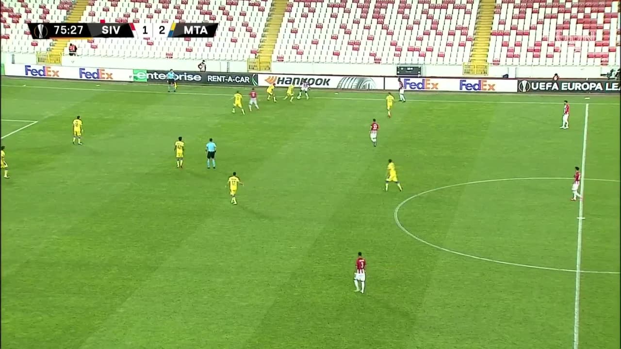 Tarjeta amarilla. El árbitro amonesta a Ugur Ciftçi de Sivasspor.