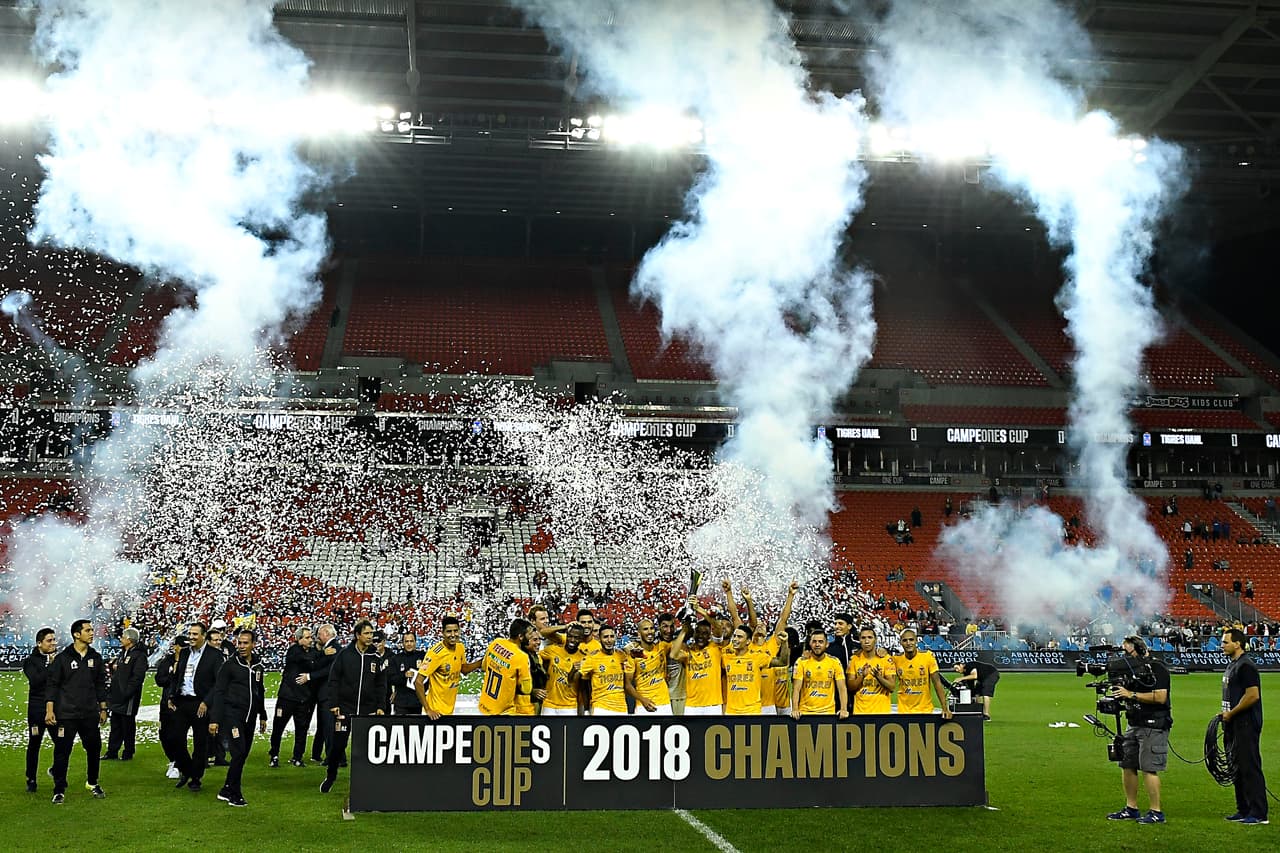 Incluso un poco de pirotecnia impregnó el festejo de los Tigres a kilómetros de su cueva, pero sea donde sea, el festejo es igual de valioso.