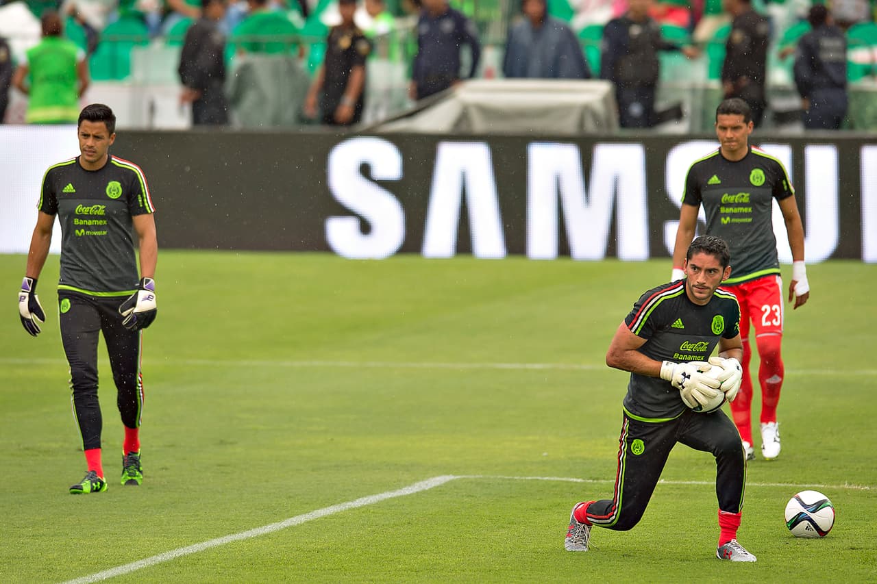 Jesús Corona- El portero de Cruz Azul es una garantía y seguramente será el titular cuando necesito cuidar el arco reaccionó de buena forma, su evaluación no se puede brindar en un sólo juego. Calificación 9