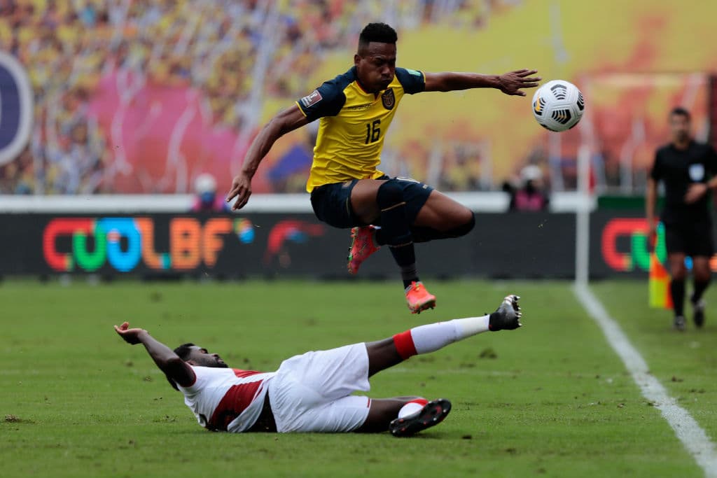 Luis Advíncula y Christian Cueva fueron los encargados de darle tres valiosos putos a Perú en su visita a Ecuador.