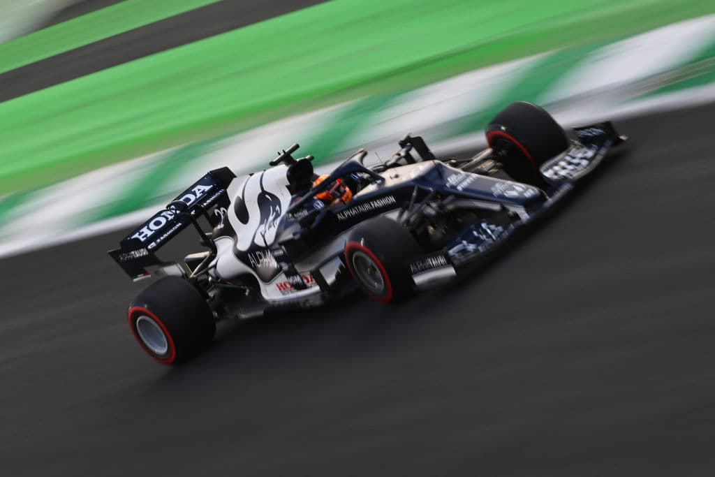 El mexicano Sergio Pérez finalizó en la novena posición de la Q2 en una complicada sesión para la escudería Red Bull dónde Max Verstappen terminó en el cuarto sitio. El siete veces campeón del mundo inglés Lewis Hamilton de Mercedes fue el más rápido este viernes, por delante de su compañero finlandés Valtteri Bottas, en el segundo entrenamiento libre para el Gran Premio de Arabia Saudí, el vigésimo primero y penúltimo del Mundial de Fórmula Uno, que se disputa en el circuito urbano.