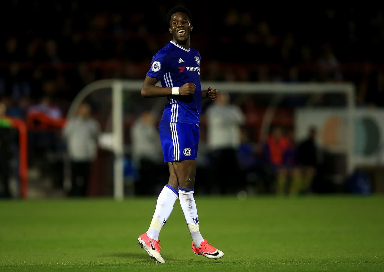 El jugador en préstamo por parte del Chelsea, Ike Ugbo, no ha recibido su pago, pues las 38,000 libras mensuales que debía recibir, han sido repartidos al resto de sus compañeros.