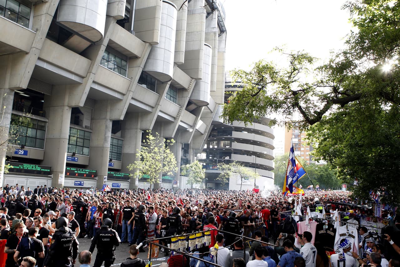 El ambiente de fiesta en el estadio Santiago Bernabéu para el partido de ida se tornó multicolor, en medio de la tensión por lo que pudiera suceder.