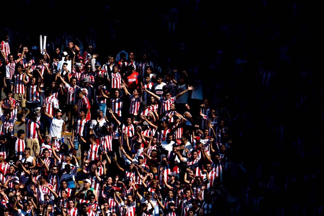 Aficionados de Chivas y Tigres disfrutaron de un gran espectáculo. Música, carne asada, sombreros, maquillajes, máscaras y banderas fueron la constante en el Estadio Chivas.