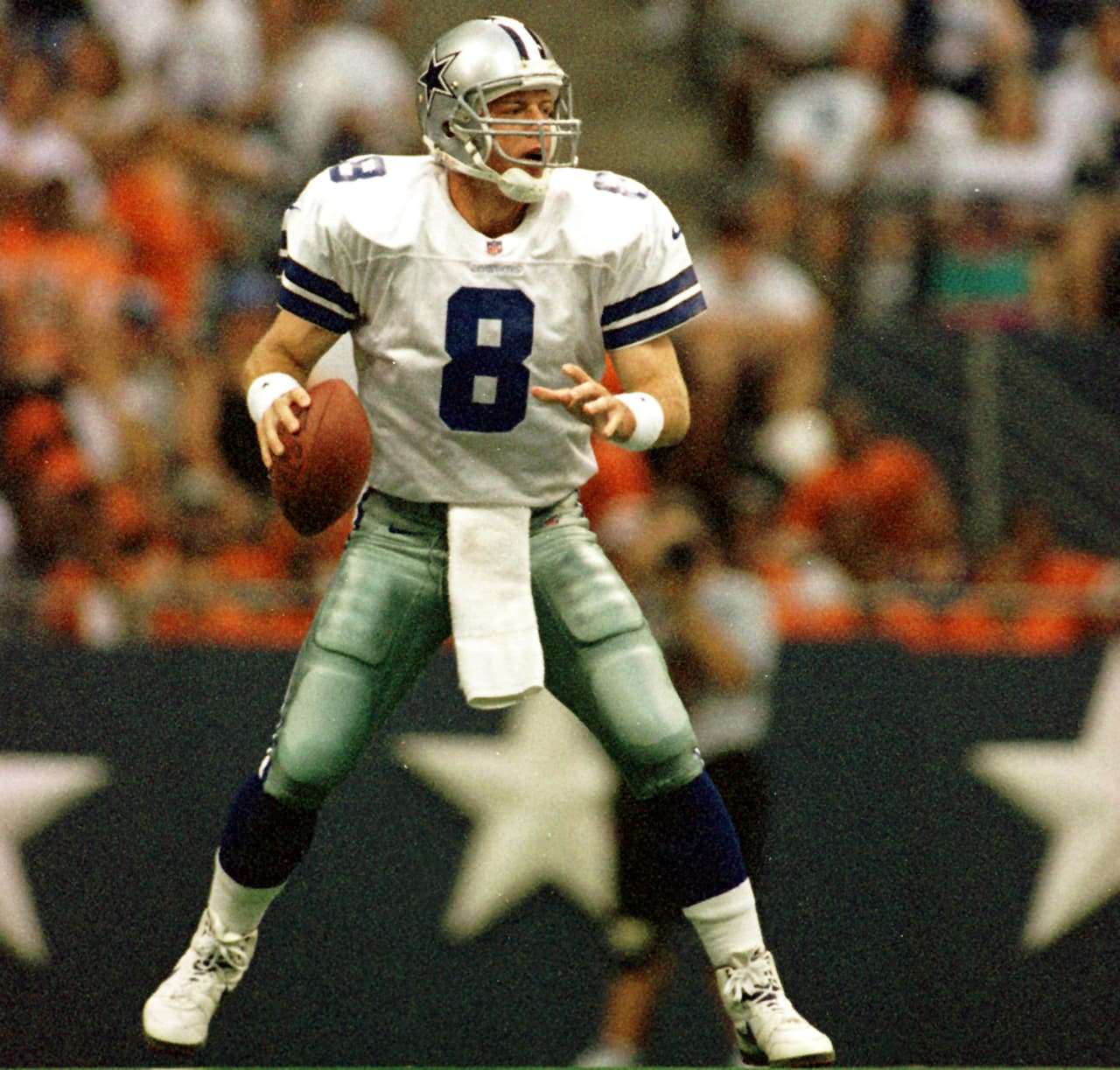 10 - TROY AIKMAN Nunca un quarterback tuvo un desarrollo tan rápido en lo individual y para el equipo. En apenas su tercer año Aikman ya era titular de un equipo de playoffs. En su cuarto año ya era campeón de Super Bowl, en su quinto año bicampeón, sexto año se quedó cerca y en el séptimo año ganó su tercer Trofeo Vince Lombardi para confirmarse como el quarterback titular de una dinastía.