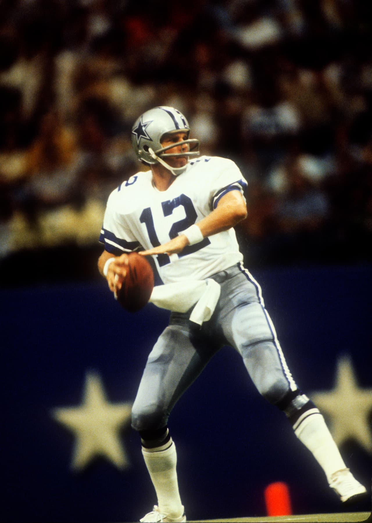 6 - ROGER STAUBACH El deseo de ganar para un quarterback debe ser irrefrenable, incluso cuando se está perdiendo en los segundos finales un quarterback debe buscar la forma de levantarse y ganar. El legado de Staubach consistió en ganar cuando no debió ser posible, vencer a la derrota en momentos clave de una carrera exitosa. Staubach podía jugar un partido común y corriente, pero en los minutos finales era capaz de transformar el destino.