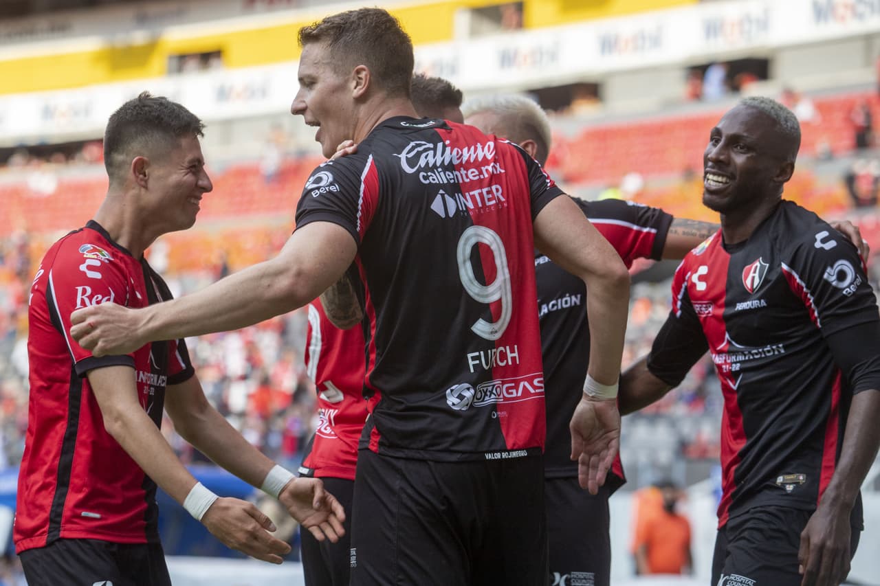 Con goles de Julia´n Quiñones al 61' y Julio Furch al 80', Atlas viene de atra´s para vencer a Monterrey 2-1 y llegan a 13 unidades.