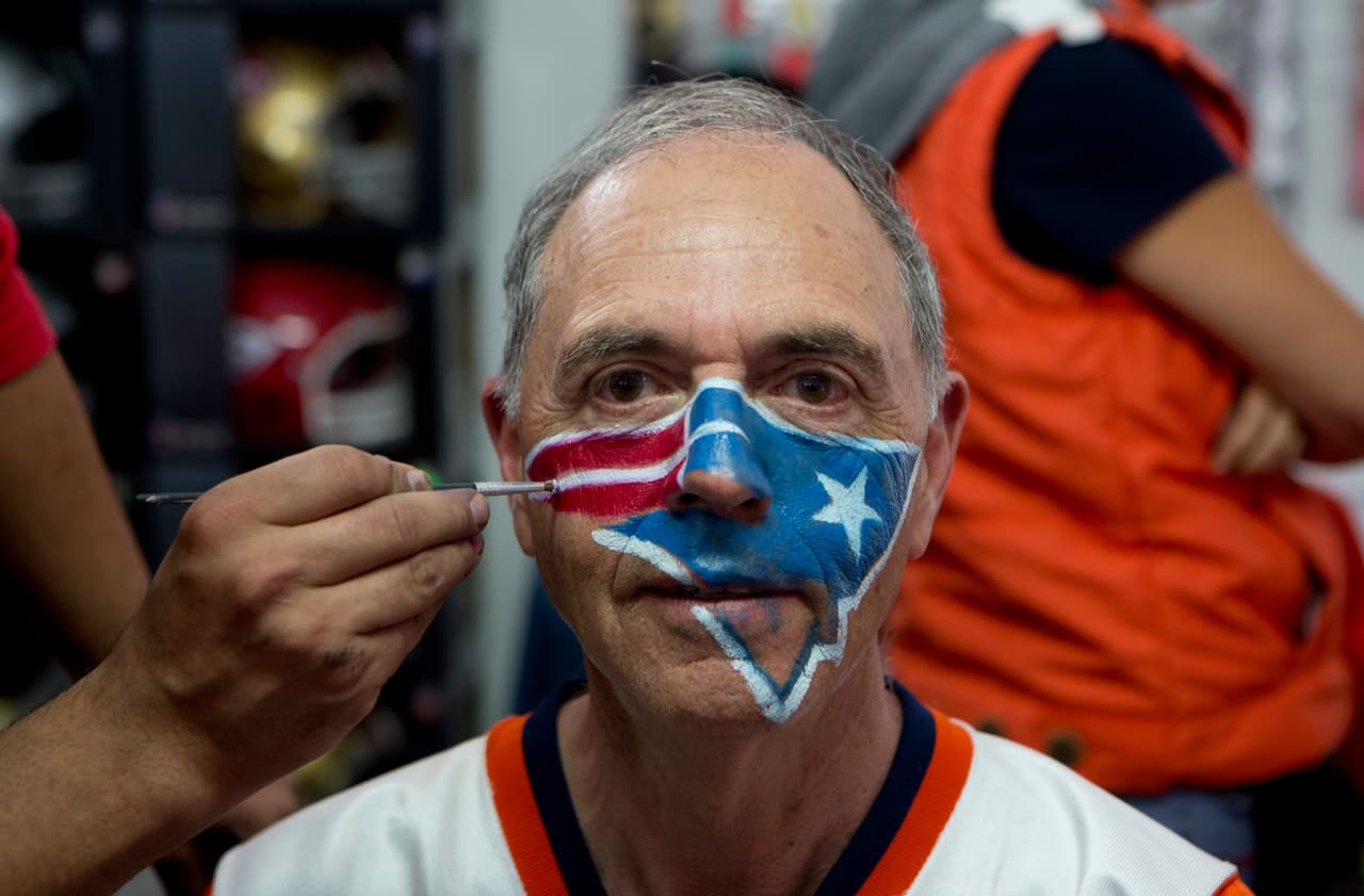En el primer partido en México, un grupo de estudiantes y sus amigos enferntaron a un equipo de marineros estadounidenses en las cercanías del puerto.