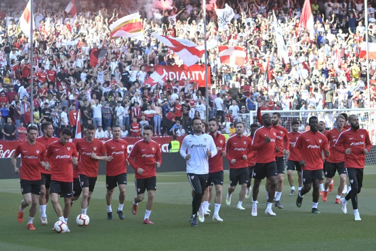 Cientos de aficionados del Sevilla llegaron este viernes al Ramón Sánchez Pizjuán para vivir una sesión de entrenamiento única antes del gran derbi ante el Betis de Andrés Guardado y Diego Lainez. Si es por motivación, los dirigidos por Joaquín Caparrós comenzaron bien el fin de semana.