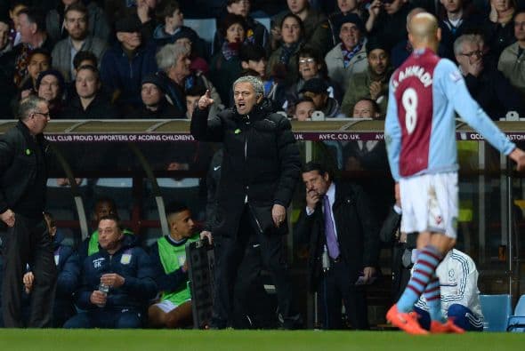 El buen rato que pasaba Mourinho con Lamberg se acabó cuando Fabian Delph fue expulsado y Chelsea se quedó con 10 jugadores.