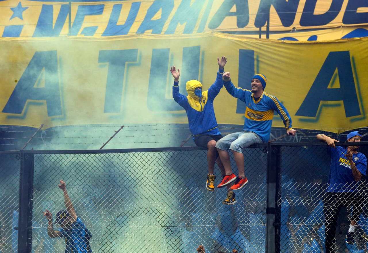 Los hinchas de Boca Juniors y River Plate viven con pasión la ida en la final de Copa Libertadores. Los xeneizes lo disfrutan en La Bombonera, mientras los 'millonarios' apoyan en el Monumental, pues no pueden ir al estadio de su rival.