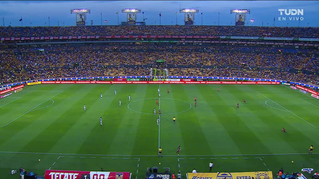 Arranca el partido y la pelota está en juego.