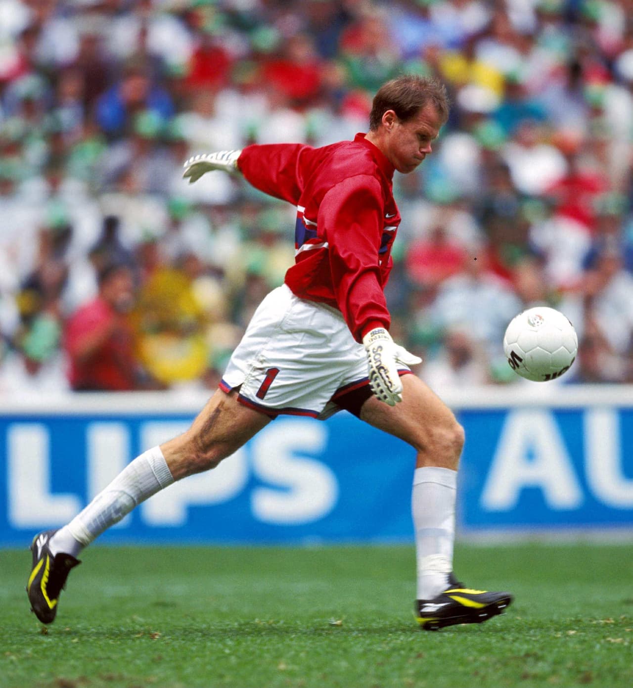 El portero estadounidense era un joven Brad Friedel, quien también repetiría en el arco en Corea del Sur 2002, cuando el Team USA eliminó dos a cero a México en octavos de final.