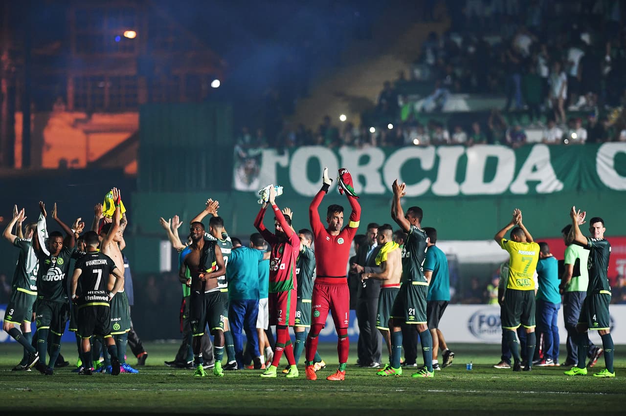 Al final la gente del Chapecoense salió contento del estadio por recibir con honores al Nacional y por el triunfo de su equipo por 2-1, que podría darles un nuevo título internacional.
<br>
