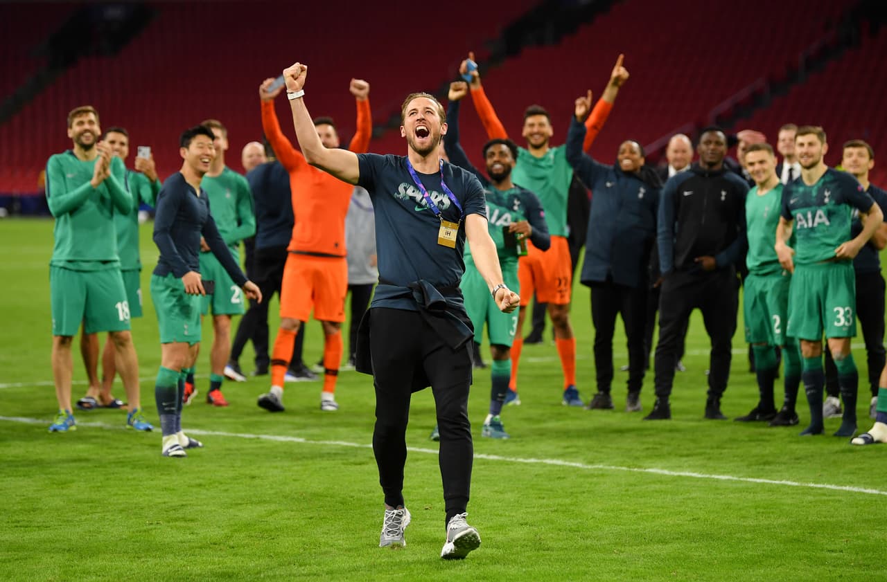 El festejo de Harry Kane por el paso de Tottenham a la Final de Champions League contra Ajax fue emotivo y tiene como hecho previo su regreso a trabajos de campo, lo que aún le abre la opción de estar en el partido contra Liverpool.
