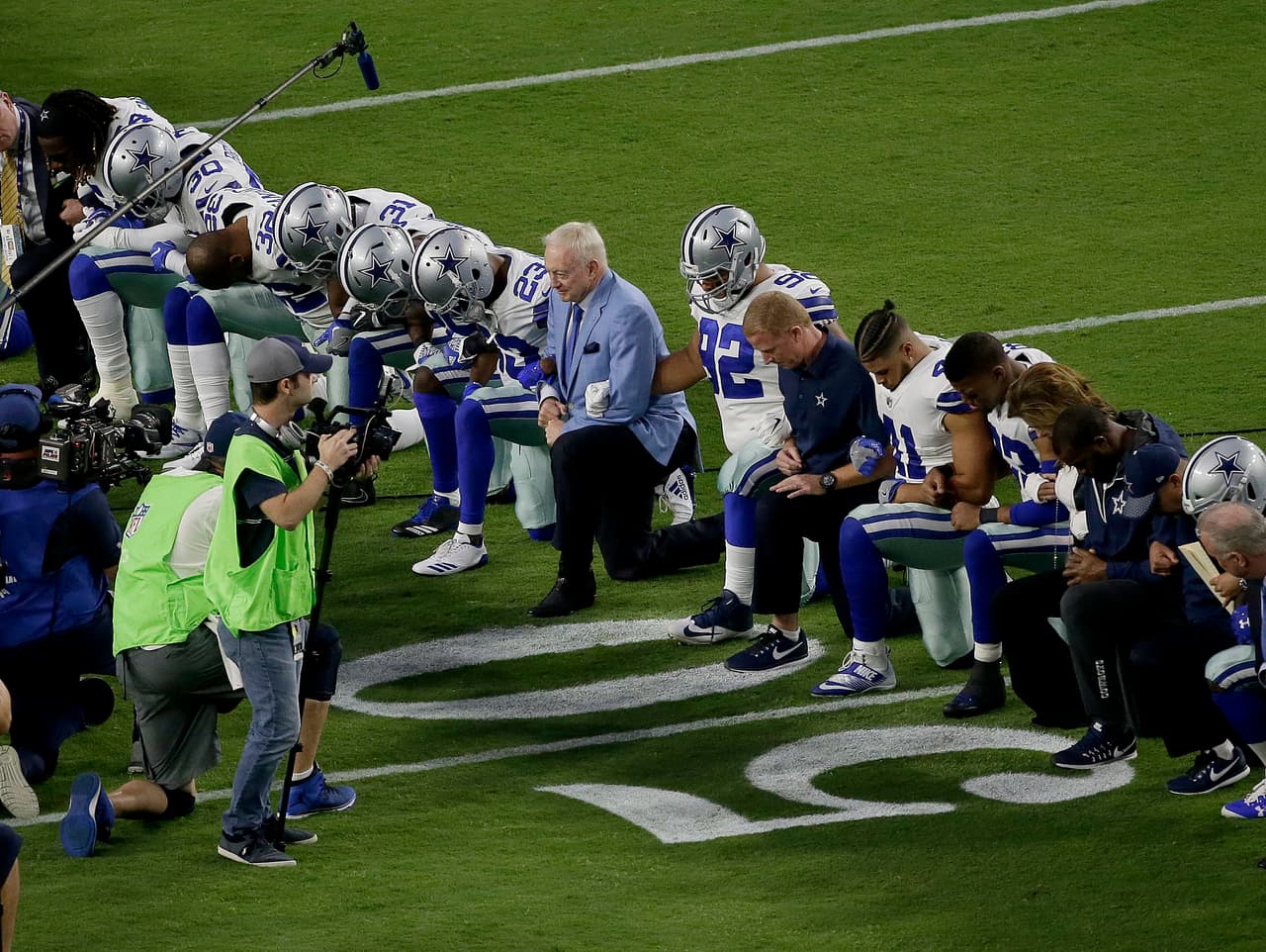 Según Donald Trump, los Dallas Cowboys no volverán a hincarse de rodillas durante el himno