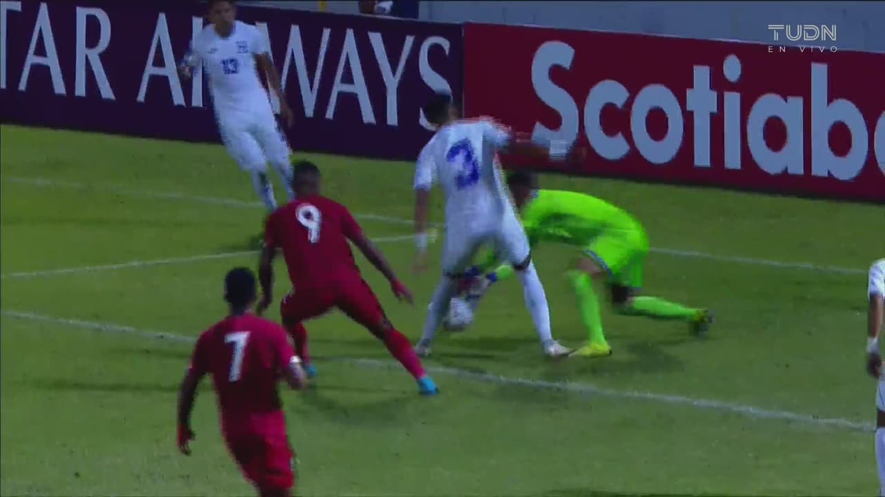 Tejada arrastra al arquero, pero la definición fue desviada