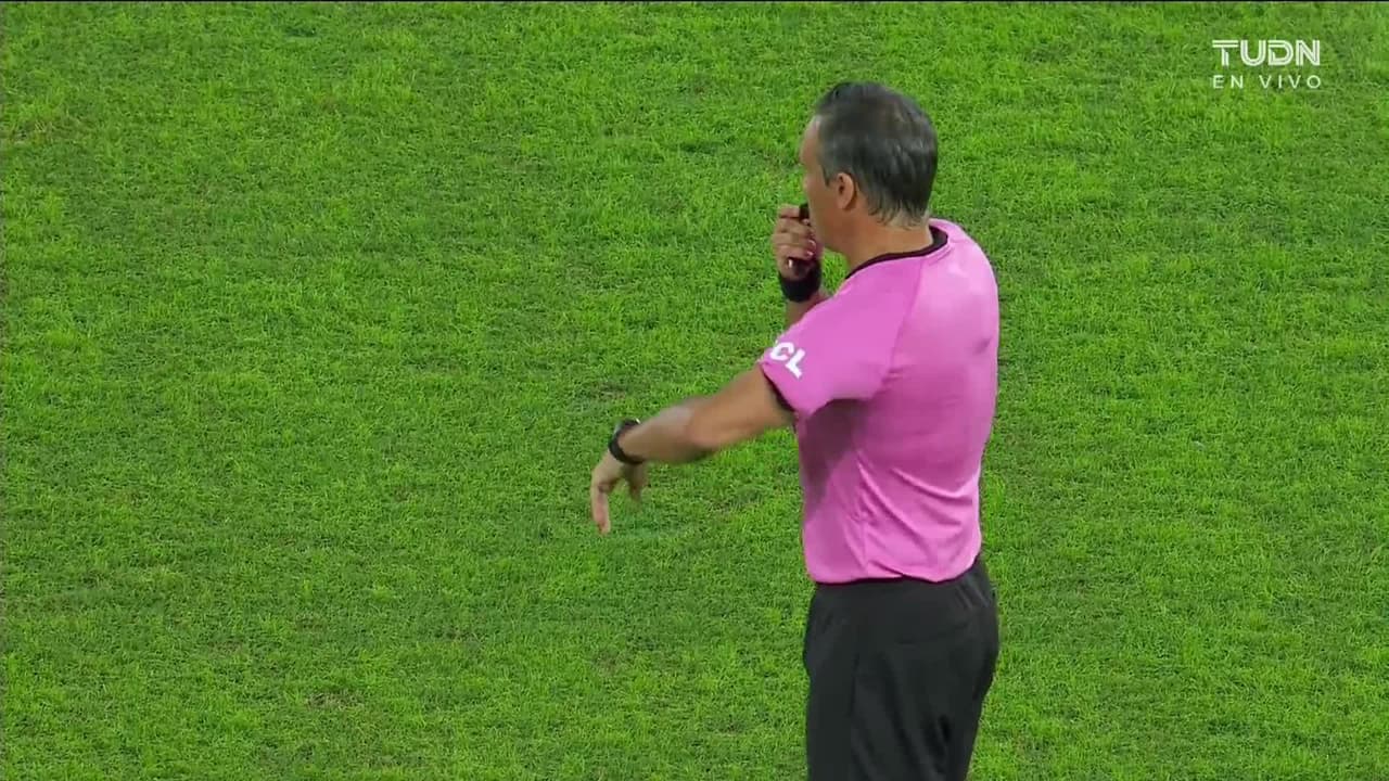 Arranca el partido y la pelota está en juego.
