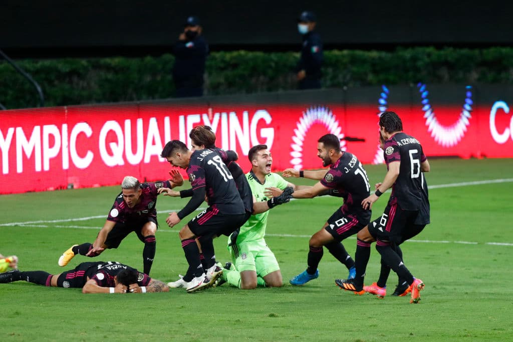 México celebra en el EStadio su Jalisco su tercer título al hilo del Preolímpico masculino, Alexis Vega recibió el Balón de Oro al mejor jugador del troneo y Sebastián Córdova se quedó con la bota de oro luego de quedar como campeón de goleo del certamen.