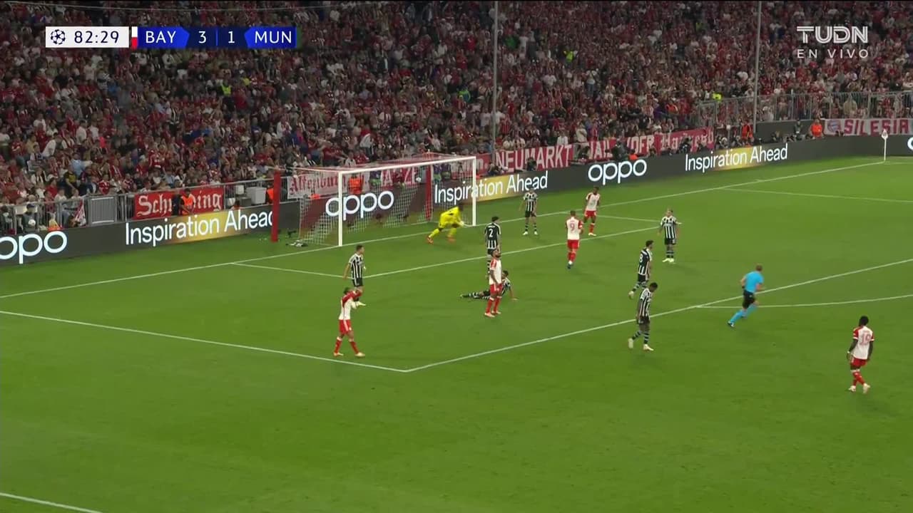 ¡TIRO ATAJADO! disparo por Eric Choupo-Moting.