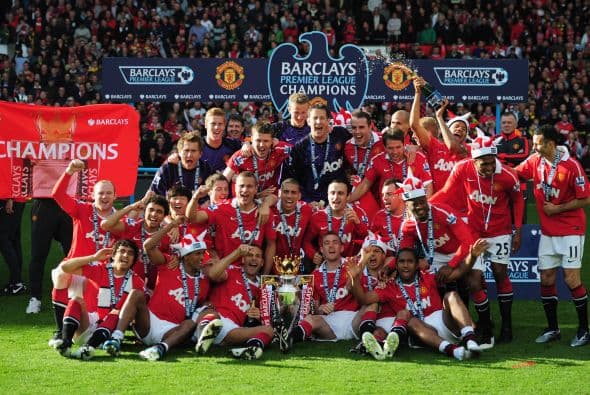 Posaron con el trofeo en el césped para la ya clásica foto.
